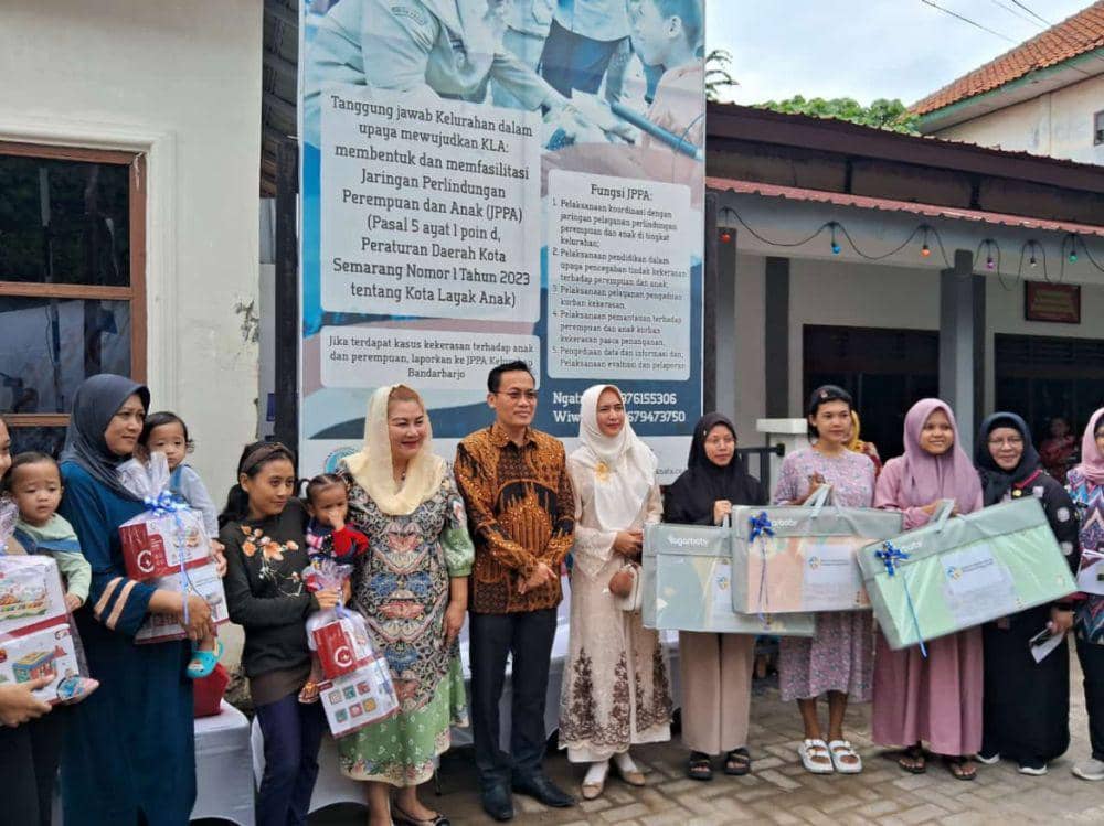 Wali Kota Semarang, Hevearita Gunaryanti Rahayu mendampingi Sekretaris Kementerian (Sesmen) Kependudukan dan Pembangunan Keluarga, Budi Setiyono saat mengunjungi Daycare Stunting Rumah Pelita di Kelurahan Bandarharjo, Kecamatan Semarang Utara, Jumat (24/1/2025). (IDN Times/bt)
