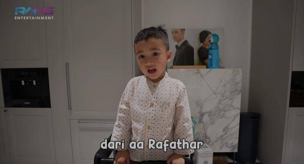 Rayyanza masak cilok. (youtube.com/Rans Entertainment)