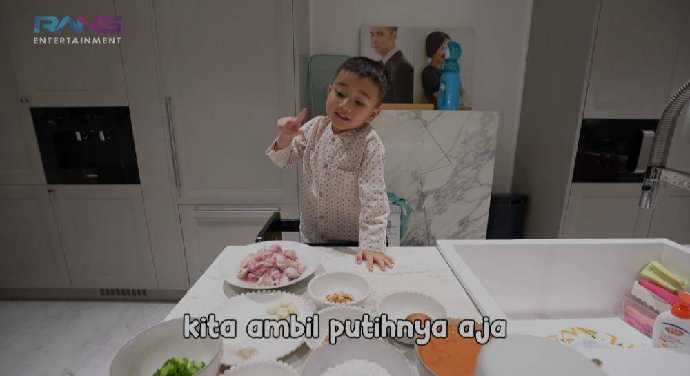 Rayyanza masak cilok. (youtube.com/Rans Entertainment)