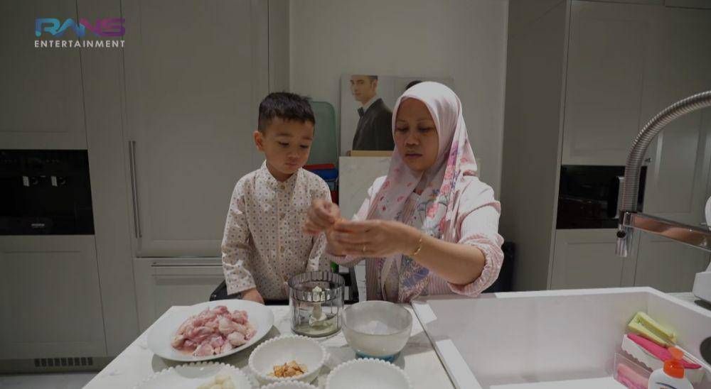 Rayyanza masak cilok. (youtube.com/Rans Entertainment)
