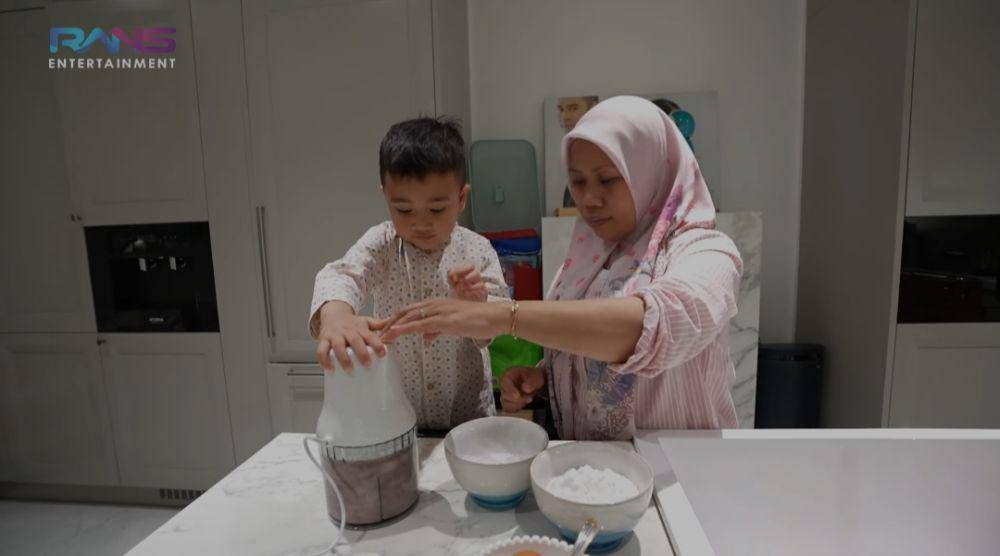 Rayyanza masak cilok. (youtube.com/Rans Entertainment)