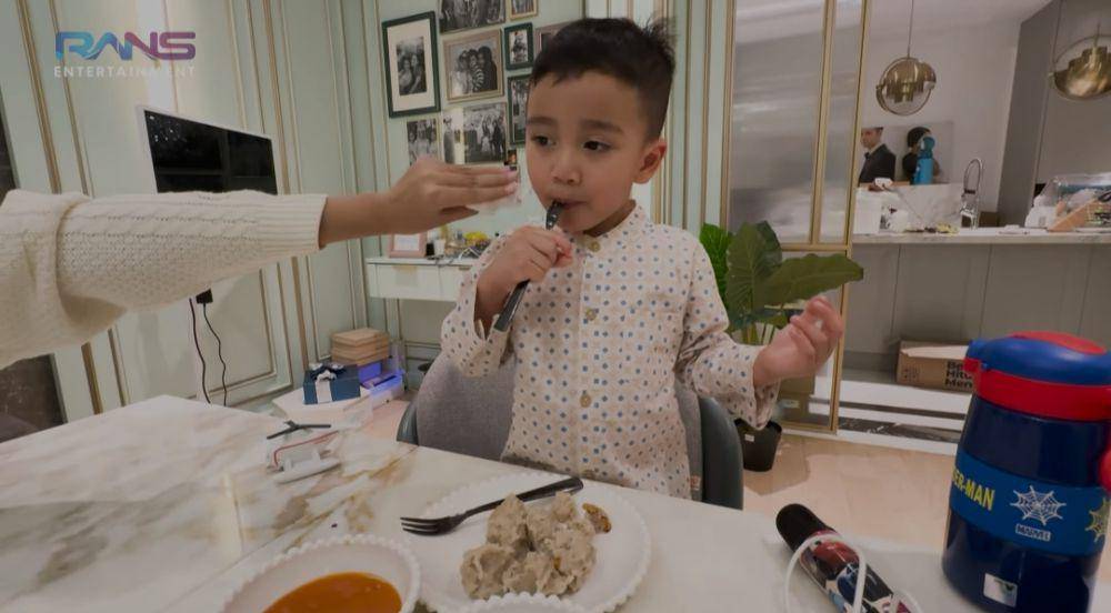 Rayyanza masak cilok. (youtube.com/Rans Entertainment)