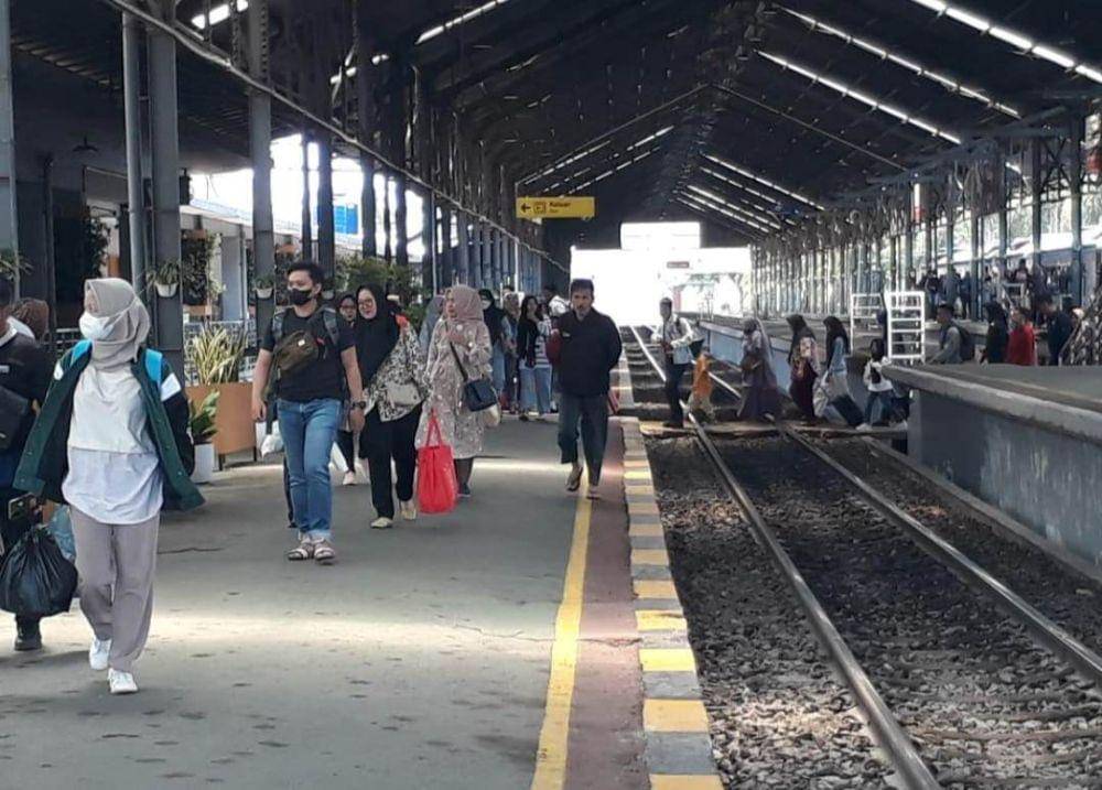 Aktivitas penumpang kereta api Divre IV Tanjungkarang di masa angkutan Nataru 2024/2025. (Dok. KAI Tanjungkarang).