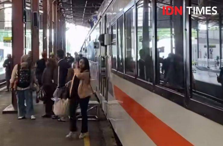 Beberapa penumpang yang turun di Stasiun Purwokerto saat libur panjang akhir Januari 2025.(IDN Times/Cokie Sutrisno)