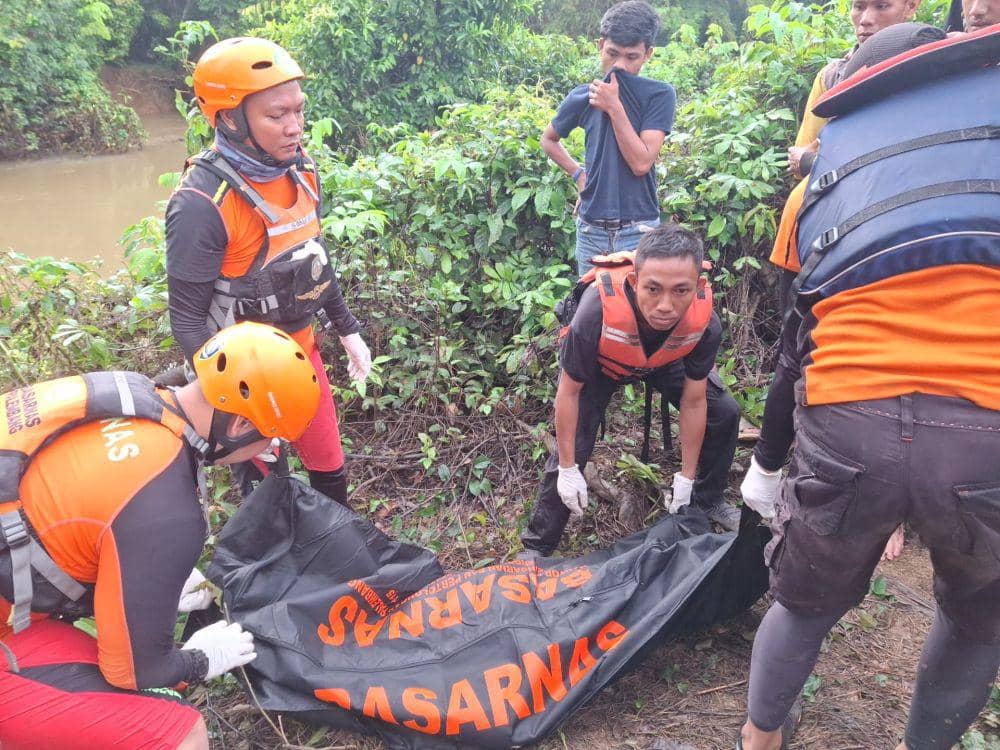 Evakuasi korban tenggelam di Sungai Niru Muara Enim (Dok: Basarnas Palembang)