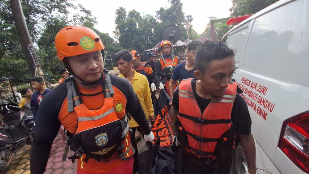Evakuasi korban tenggelam di Sungai Niru Muara Enim (Dok: Basarnas Palembang)