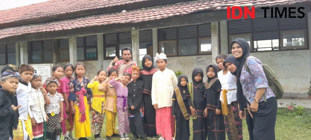 Kisah Guru Lereng Tambora Ngajar 6 Kelas Sehari di Tengah Keterbatasan