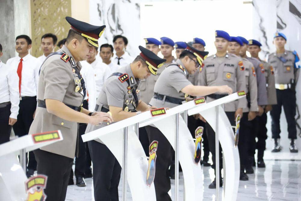 Kombes Pol Syahduddi, Kombes Pol Irwan Anwar dan dua perwira lainnya saat tanda tangan surat serah terima jabatan. (IDN Times/Dok Humas Polda Jateng)