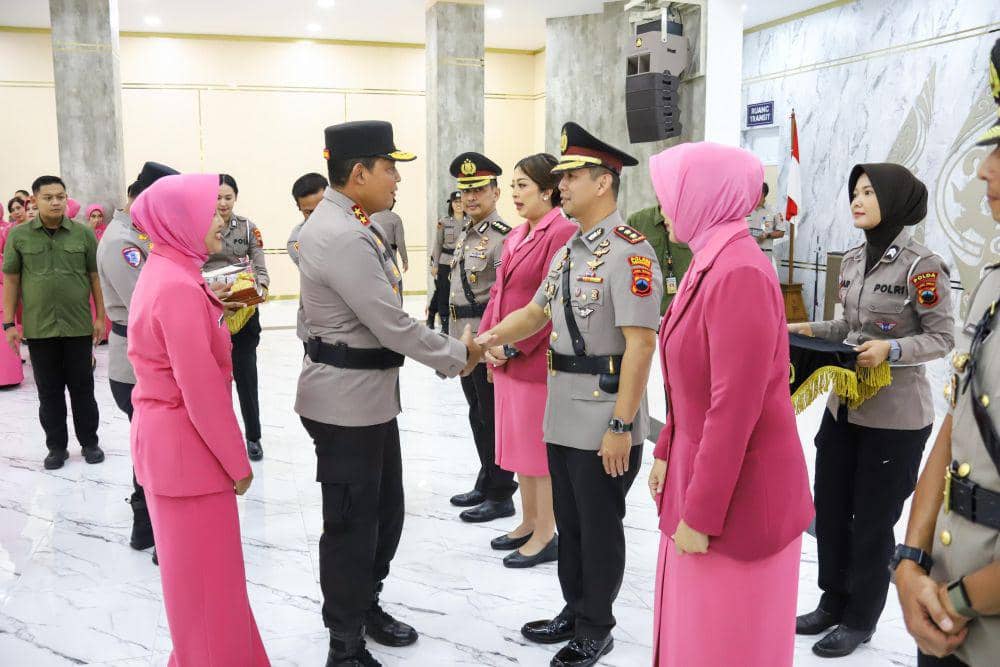 Kapolda Jateng Irjen Pol Ribut Hari Wibowo bersalaman dengan Kombes Syahduddi. (IDN Times/Dok Humas Polda Jateng)