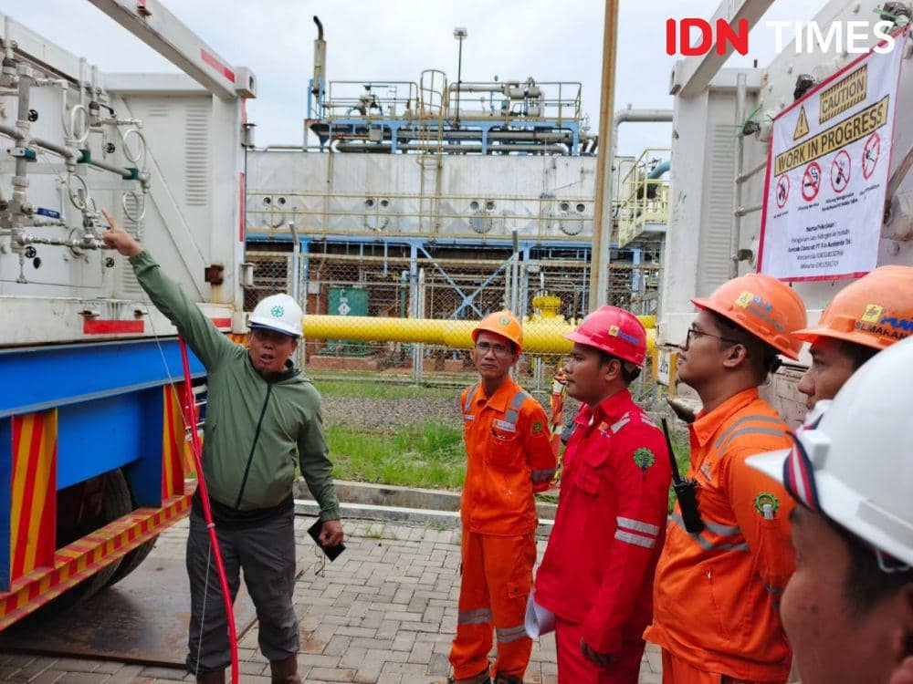 Sejumlah petugas di dekat instalasi green hydrogen. (IDN Times/Fariz Fardianto)