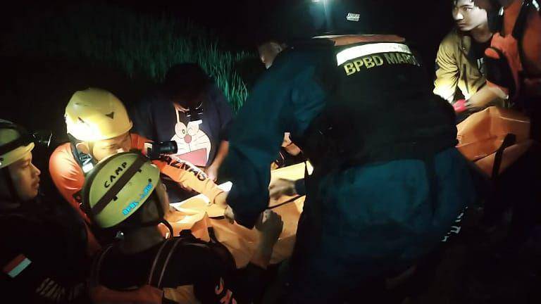 Tim Sar saat evakuasi korban atas nama Resky, mahasiswa Unhas yang tewas di Bislab Maros, Kamis (23/1/2025) / (Foto : Humas Basarnas)