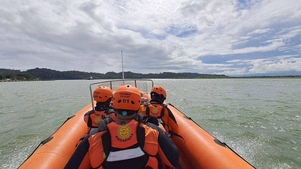 Sejumlah regu penyelamat dari Basarnas Cilacap naik RIB untuk mendeteksi keberadaan dua nelayan yang raib di perairan Cilacap. (IDN Times/Dok Humas Basarnas Cilacap)