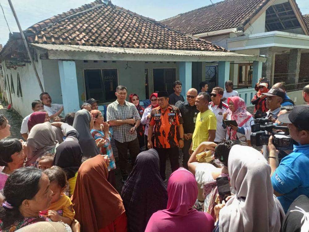 Anggota DPR RI Rycko Menoza SZP menyambangi dan menyalurkan bantuan ke korban banjir di Bandar Lampung. (IDN Times/Istimewa).