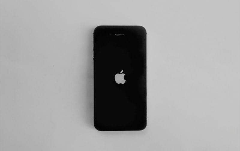 ilustrasi logo Apple yang muncul saat menyalakan iPhone (unsplash.com/Konsepta Studio)