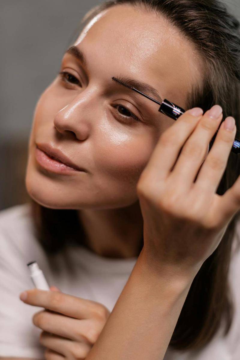 ilustrasi mengaplikasikan browcara (pexels.com/Alena Darmel)
