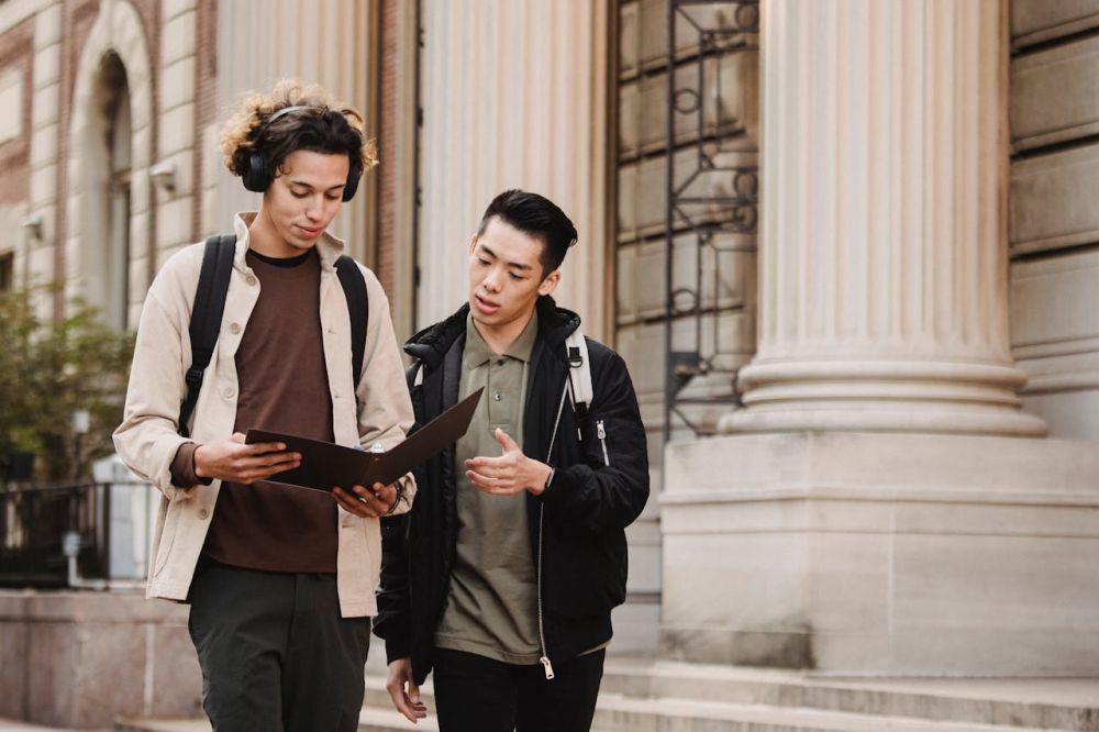 5 Tips Layering Outfit untuk Mahasiswa Pria