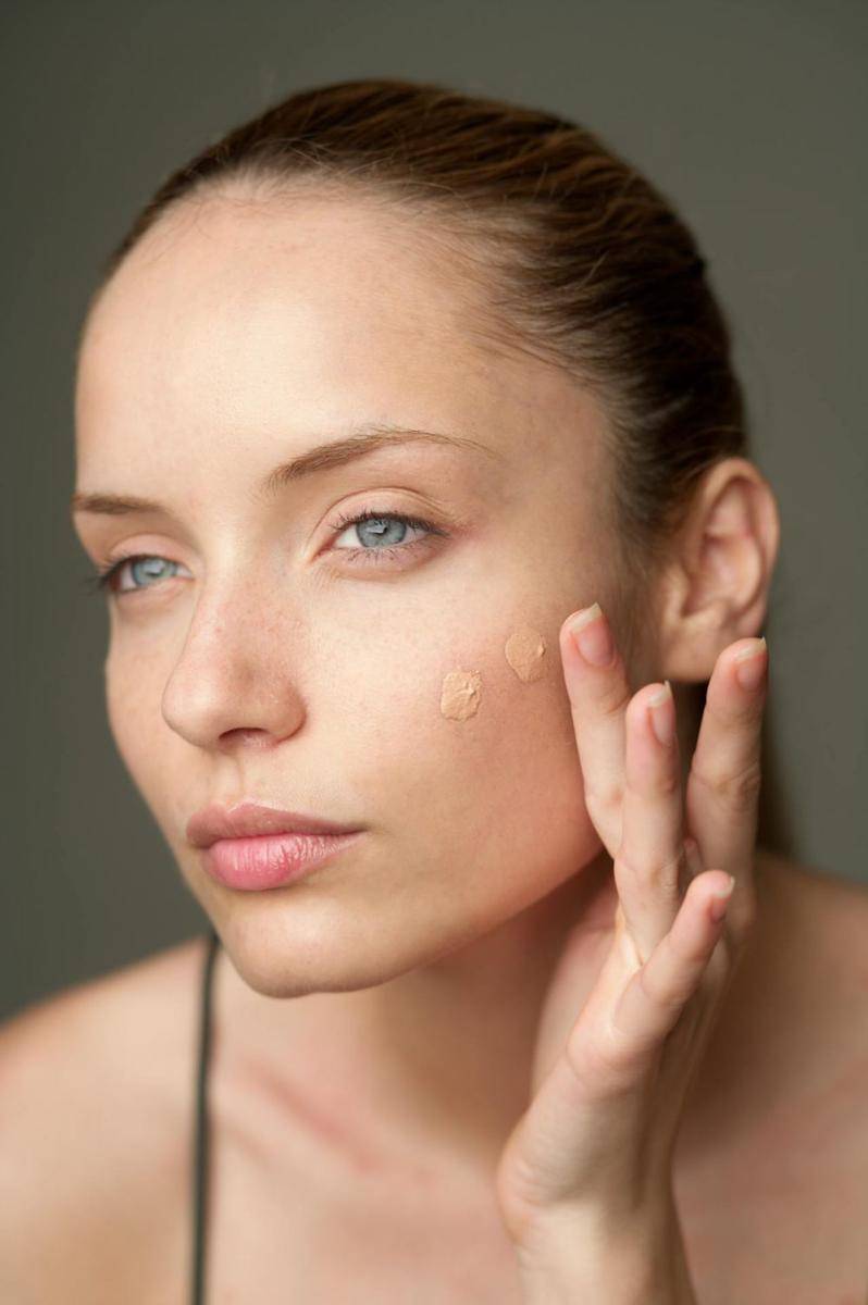 ilustrasi mengaplikasikan skin tint (pexels.com/BOOM)