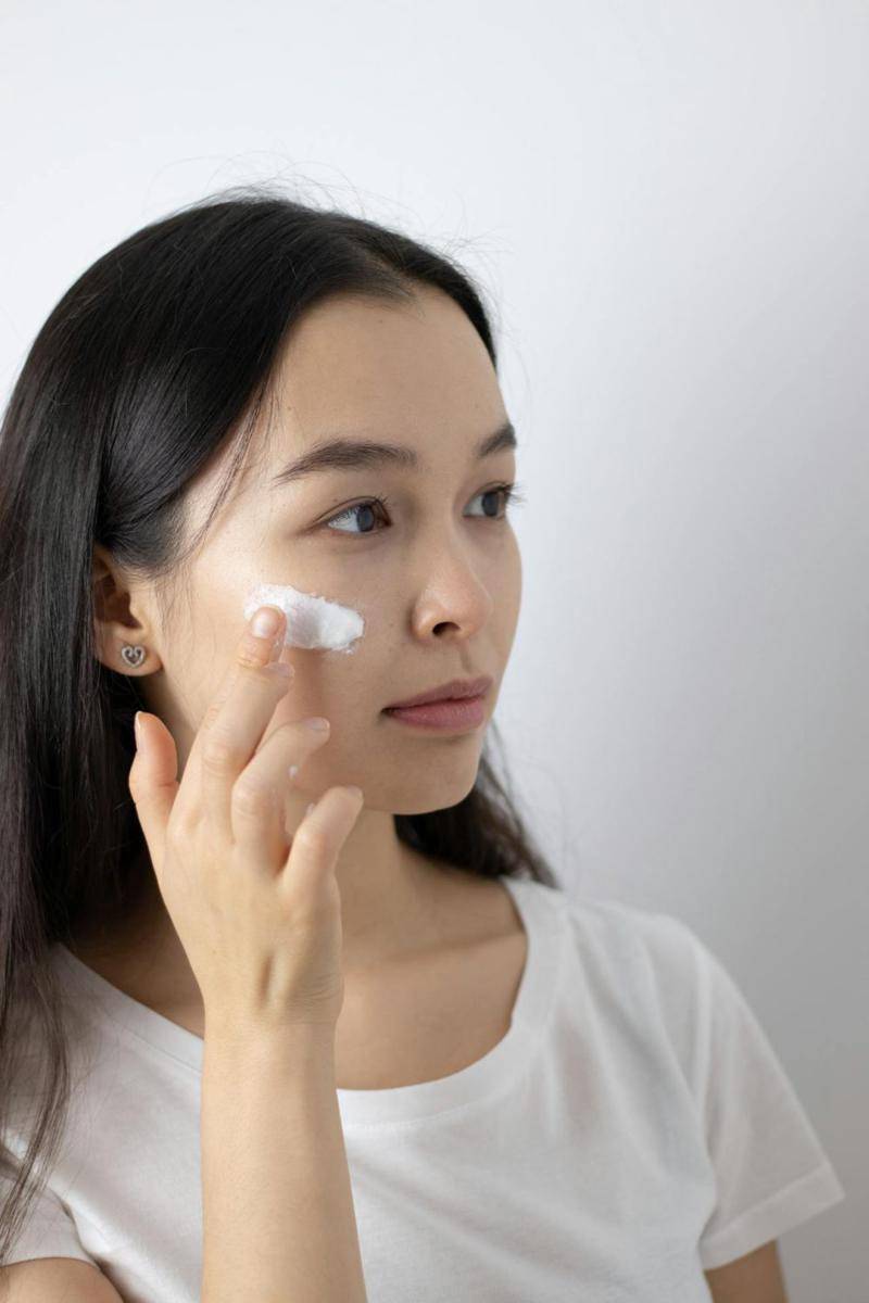 ilustrasi mengaplikasikan sunscreen (pexels.com/Mike Murray)