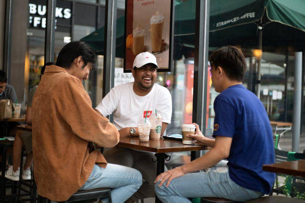 ilustrasi berinteraksi dengan teman (pexels.com/Jeff Vinluan)
