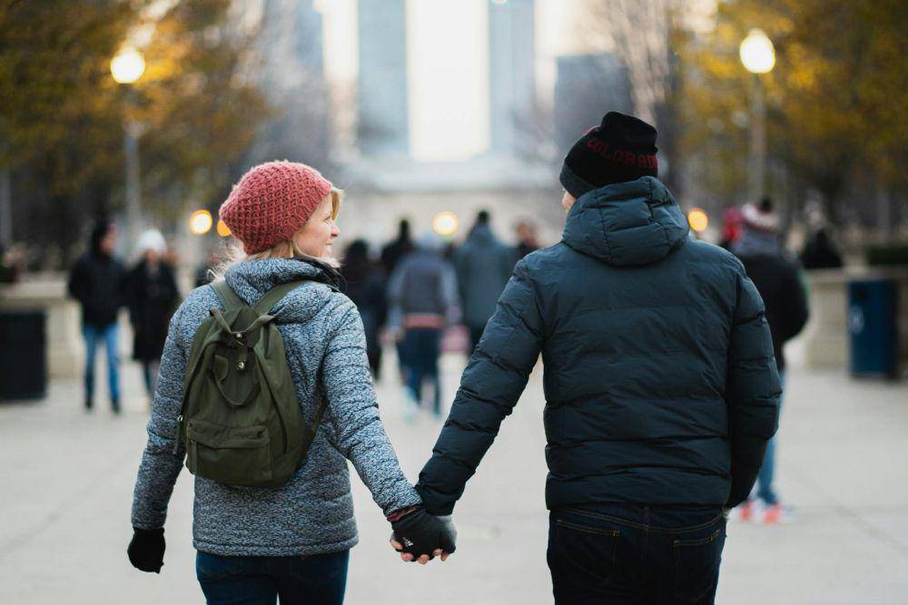 ilustrasi pasangan berjalan bersama (pexels.com/Josh Willink)