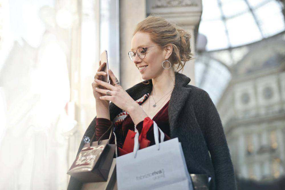 ilustrasi self reward yang berlebihan (pexels.com/Andrea Piacquadio)