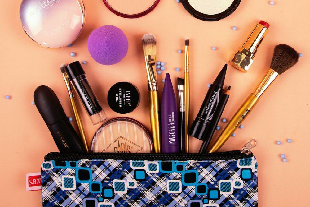 5 Tips Simpel Bawa Makeup saat Liburan, Anti Ribet