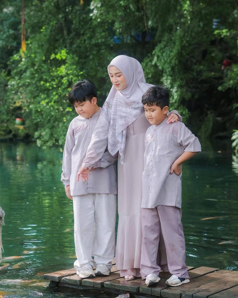 potret Ririe Fairus dan buah hati (instagram.com/ririe_fairus)