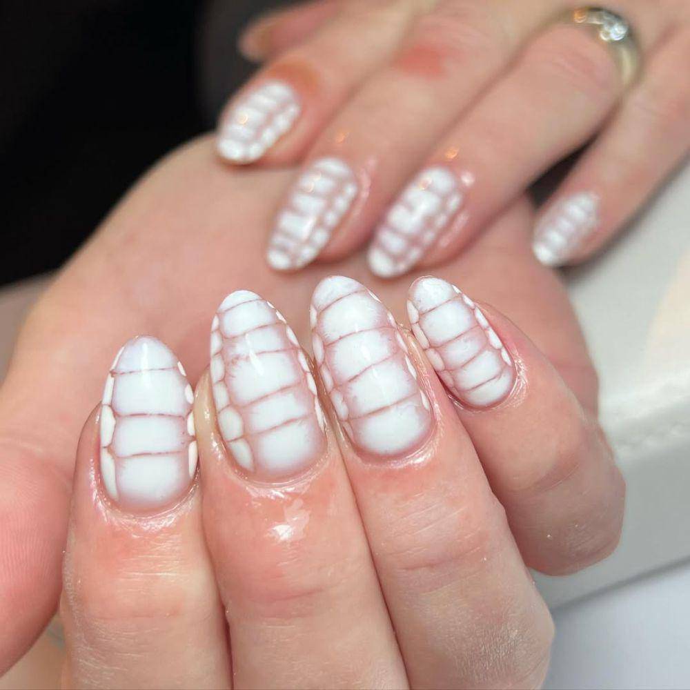 Nail art tema ular (instagram.com/acrylics_by_becca)