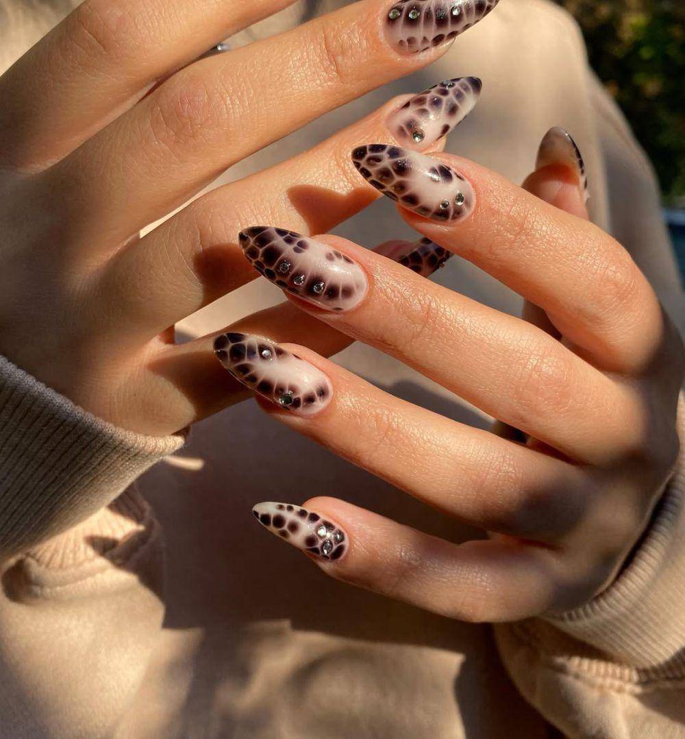 Nail art tema ular (instagram.com/@mariavinails)