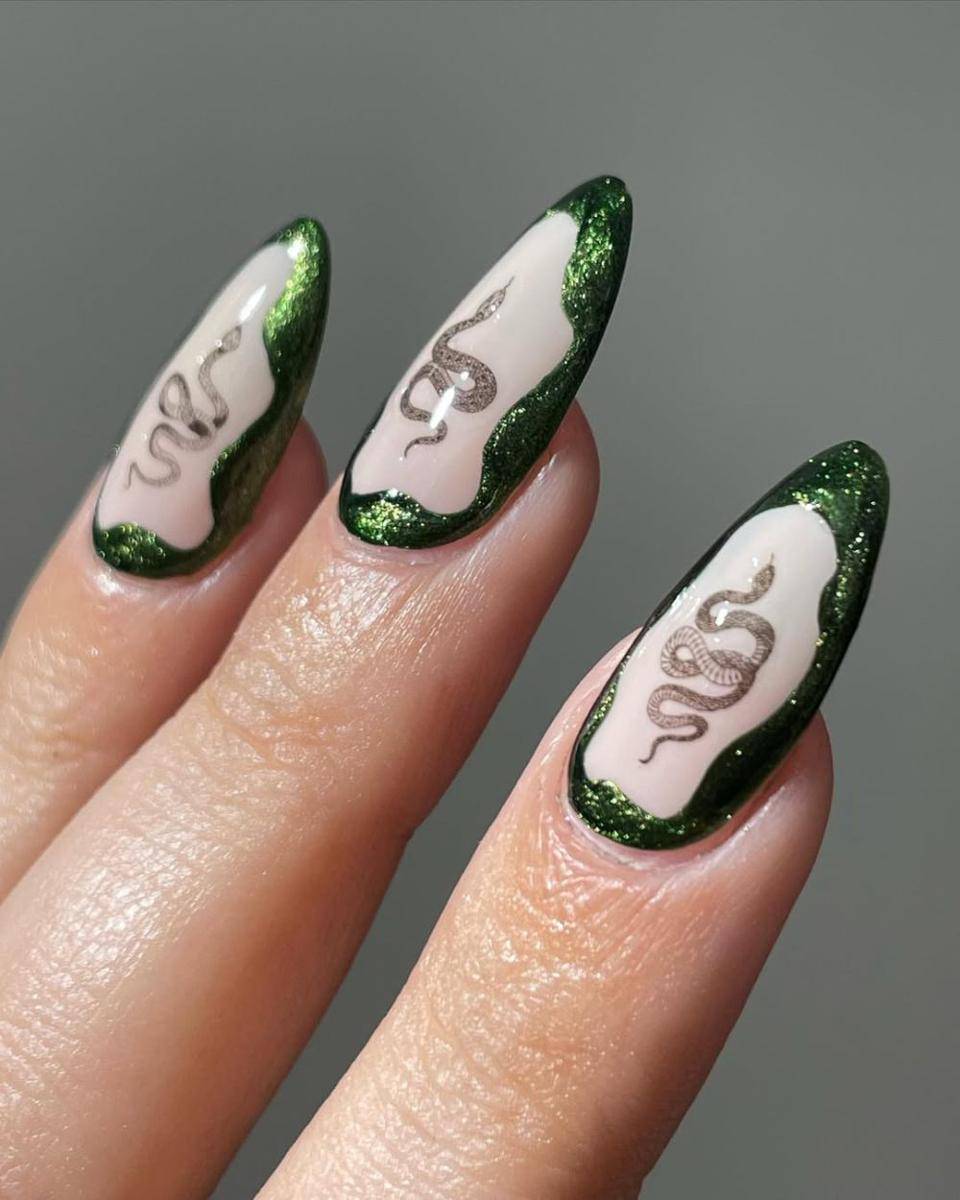 Nail art tema ular (instagram.com/avrnailswatches)