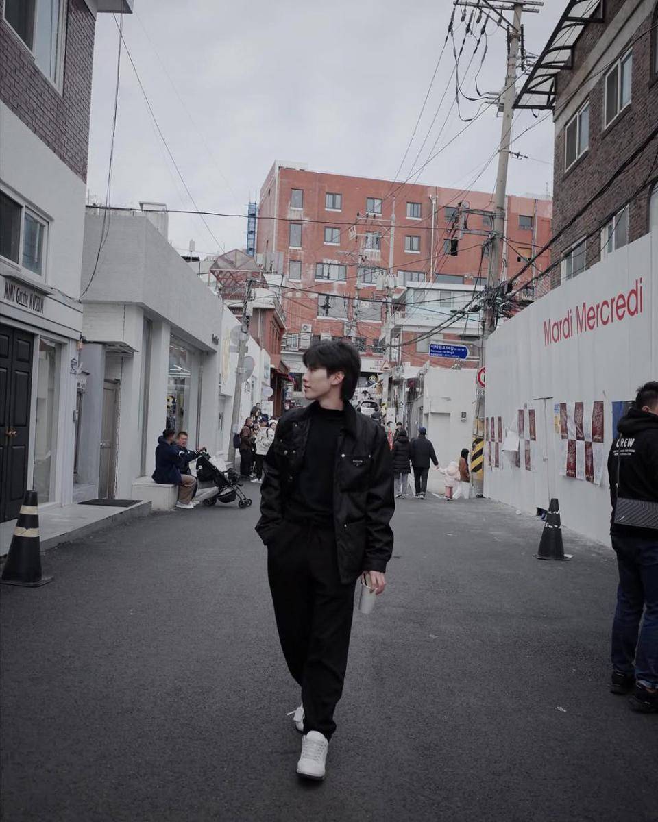 outfit loose pants ala Teepakron Kwanboon (instagram.com/ppromxx_)