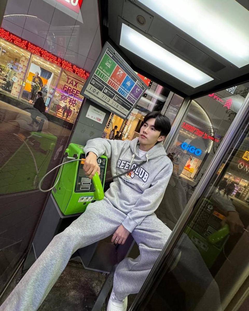 outfit loose pants ala Teepakron Kwanboon (instagram.com/ppromxx_)
