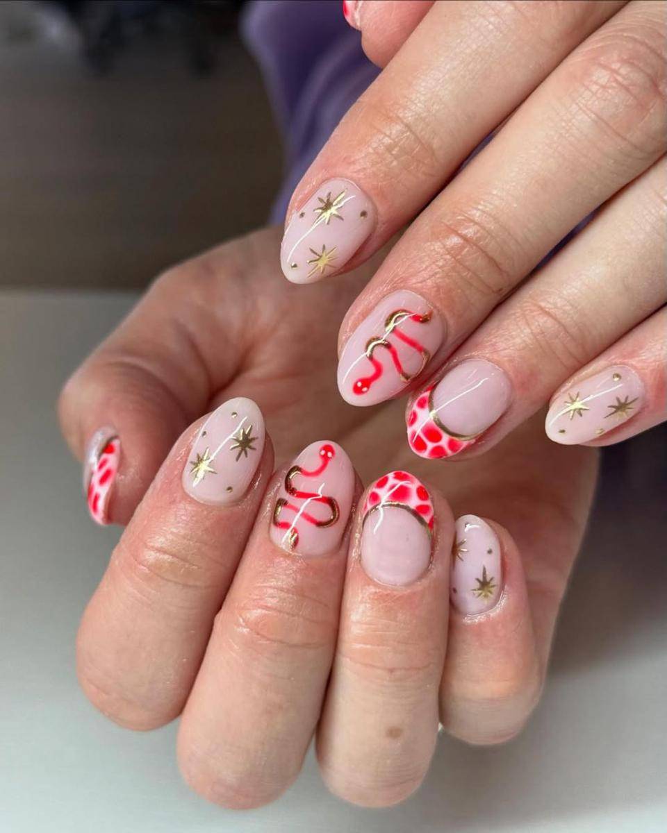 Nail art tema ular (instagram.com/han.polished)
