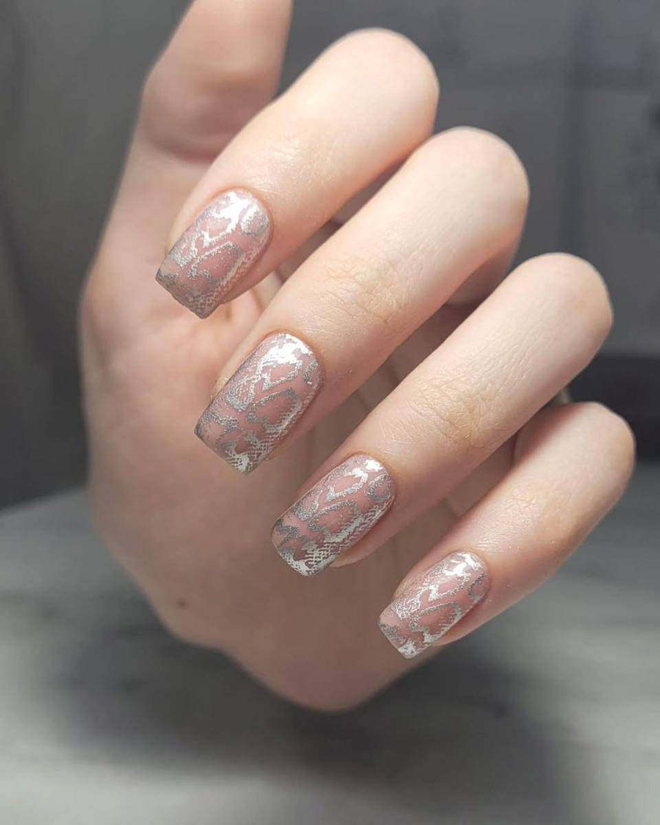 Nail art tema ular (instagram.com/\irinanailshym)
