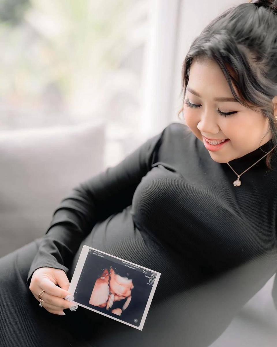 Maternity Shoot ala Kiky Saputri (instagram.com/kikysaputrii)
