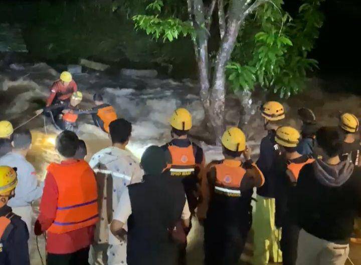 Tim Sar saat mencari mahasiswa Unhas yang hanyut di Bislab Maros, Kamis (23/1/2025) / (Foto : Istimewa)