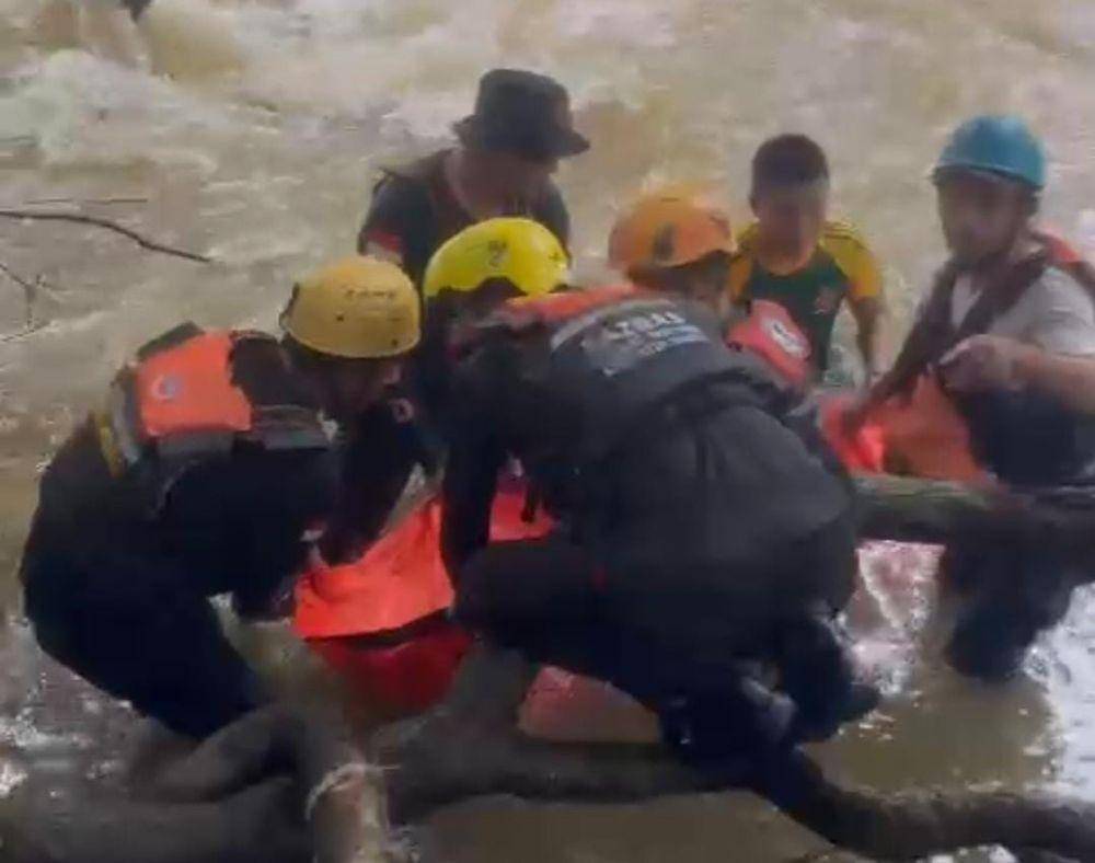 Tim SAR mengevakuasi mayat mahasiswa yang hanyut di sungai Taman Wisata Biseang Labboro (Bislab) di Kabupaten Maros, Jumat (24/1/2025). (Dok. Istimewa)