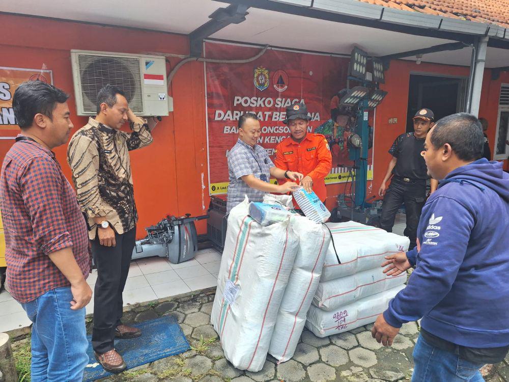 BRI Kendal Salurkan Bantuan Tanggap Bencana Banjir di Desa Kebonharjo