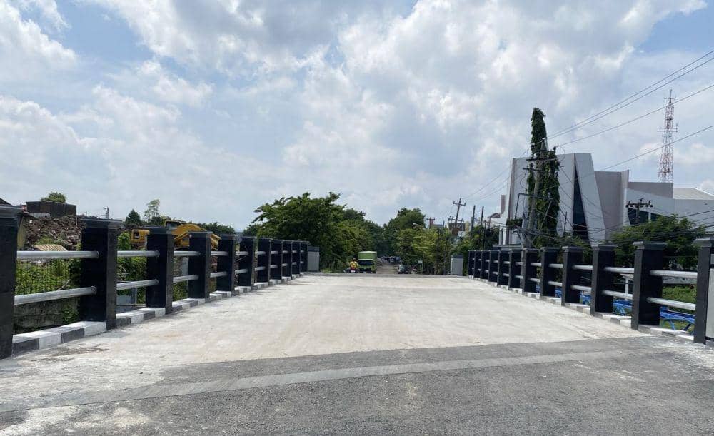 Rehabilitasi jembatan di Perumahan Semarang Indah, Kelurahan Karangayu, Kecamatan Semarang Barat untuk meminimalisasi genangan dan antisipasi banjir. (dok. Pemkot Semarang)