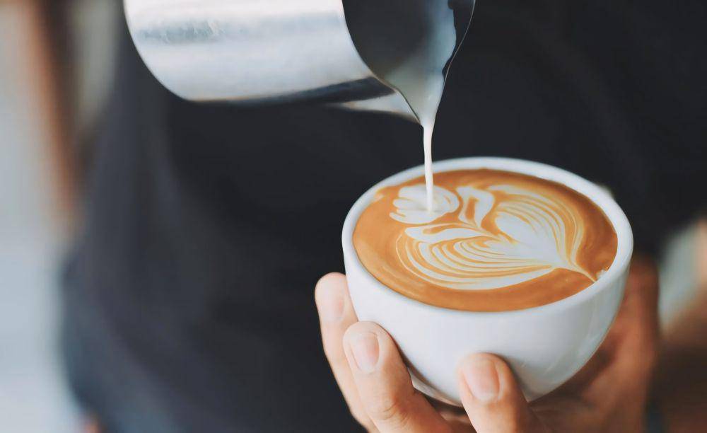 ilustrasi barista membuat kopi (pexels.com/Chevanon Photography)