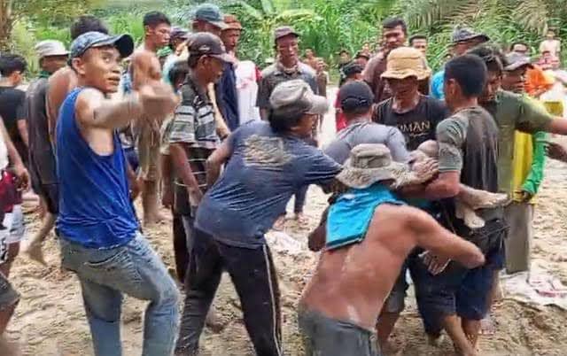 Proses evakuasi bocah tertimbun longsor di OKU Timur. (Potongan video)