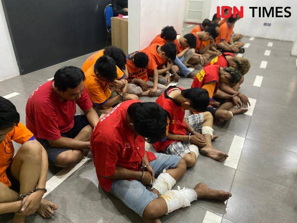 Para pelaku curanmor saat berada di Mapolrestabes Surabaya. (IDN Times/Khusnul Hasana)