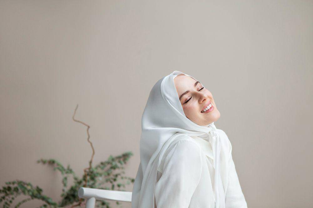 ilustrasi perempuan mengenakan hijab putih (freepik.com/freepik)