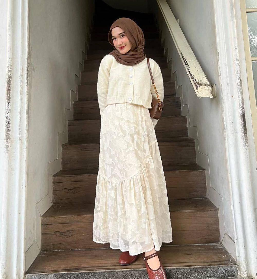 Inspirasi OOTD ala Indah Sundari (instagram.com/cutindahsundari)