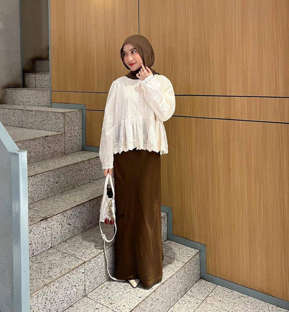 Inspirasi OOTD ala Indah Sundari (instagram.com/cutindahsundari)
