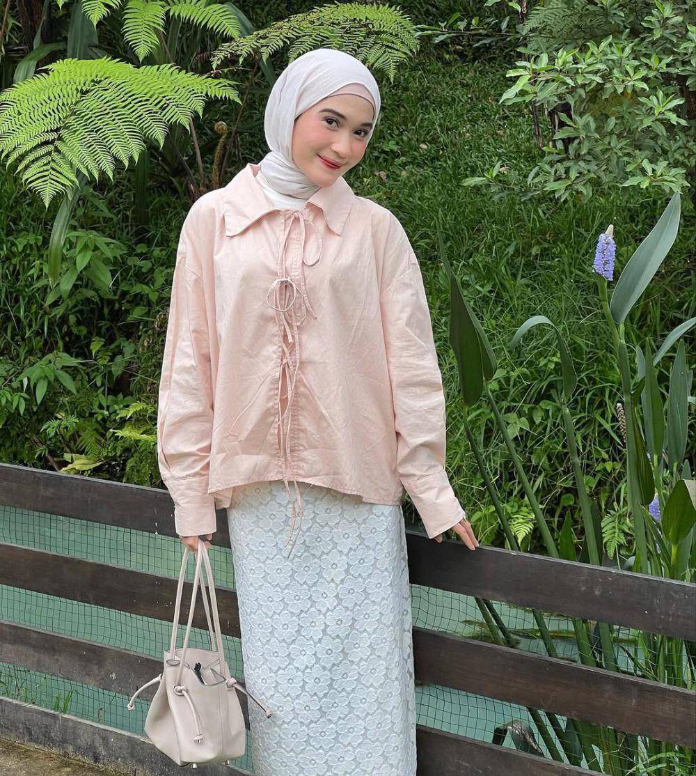 Inspirasi OOTD ala Indah Sundari (instagram.com/cutindahsundari)