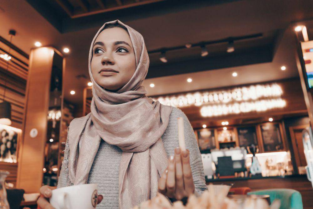ilustrasi hijab pashmina (unsplash.com/Anastasiia Nelen)
