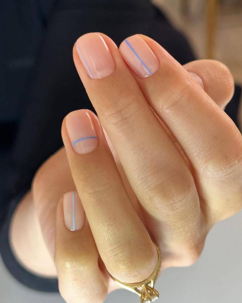 inspirasi nail art 2 warna (instagram.com/saskiafenwick)