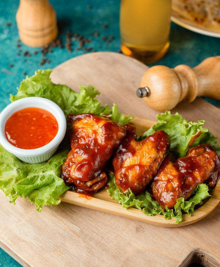 Spicy chicken wings. (freepick.com/KamranAydinov)