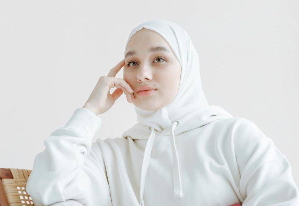 ilustrasi perempuan mengenakan hijab putih (pexels.com/Thirdman)